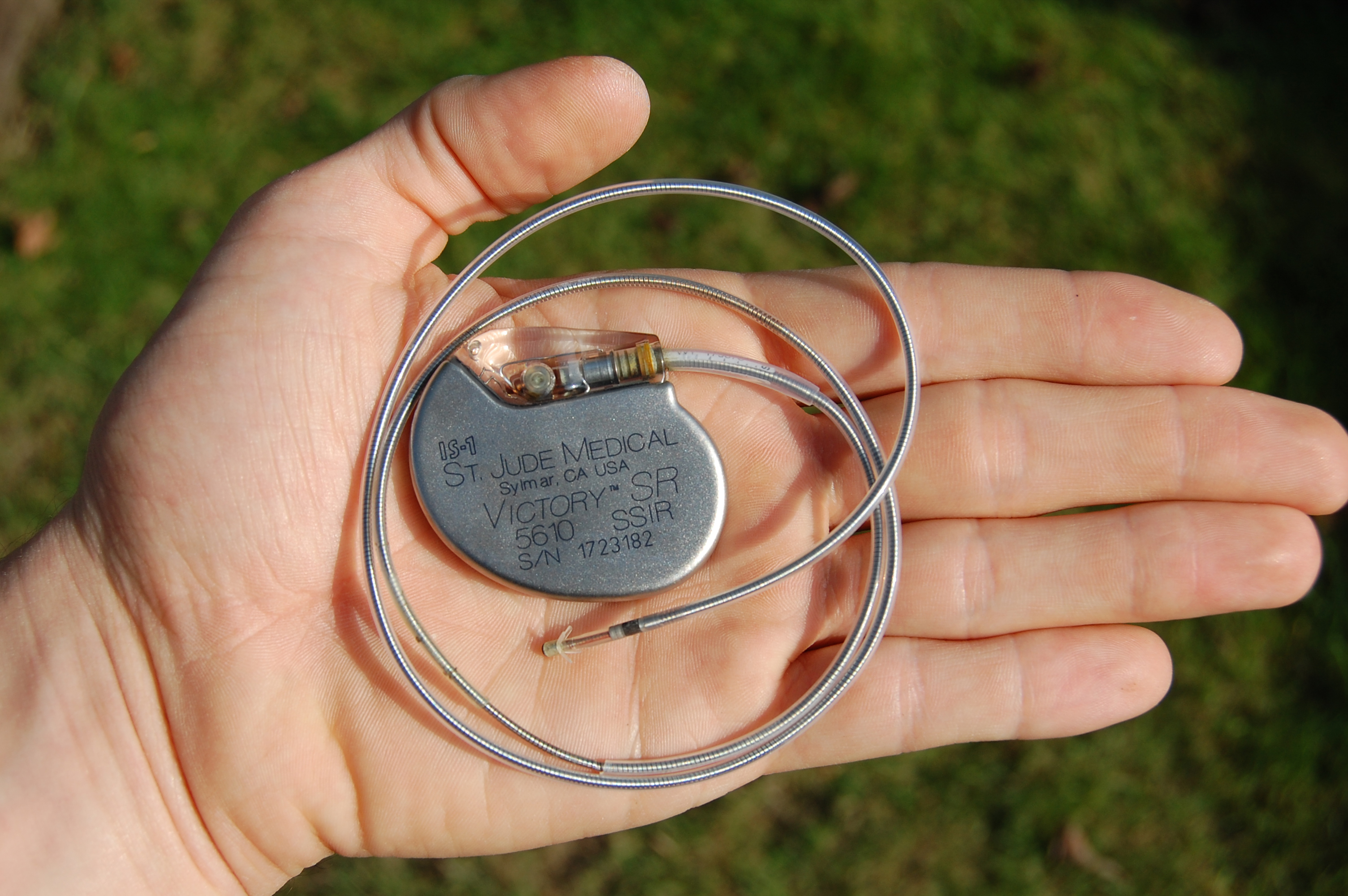 File:An artificial pacemaker shown in hand with electrode and lead (from St Jude medical).jpg