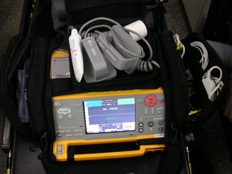 External defibrillator / monitor